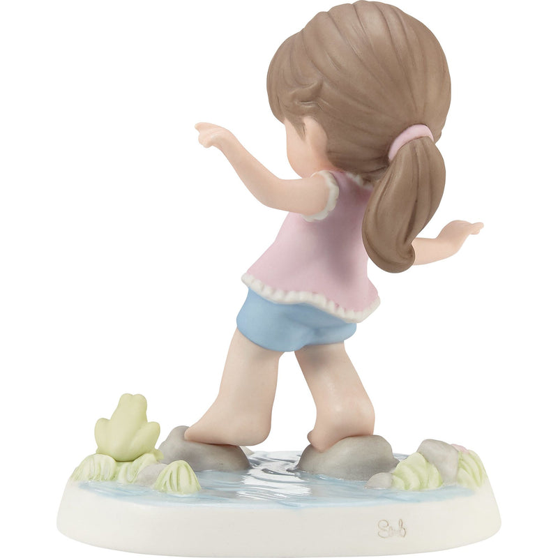 Girl Walking Stream Fig-Brun