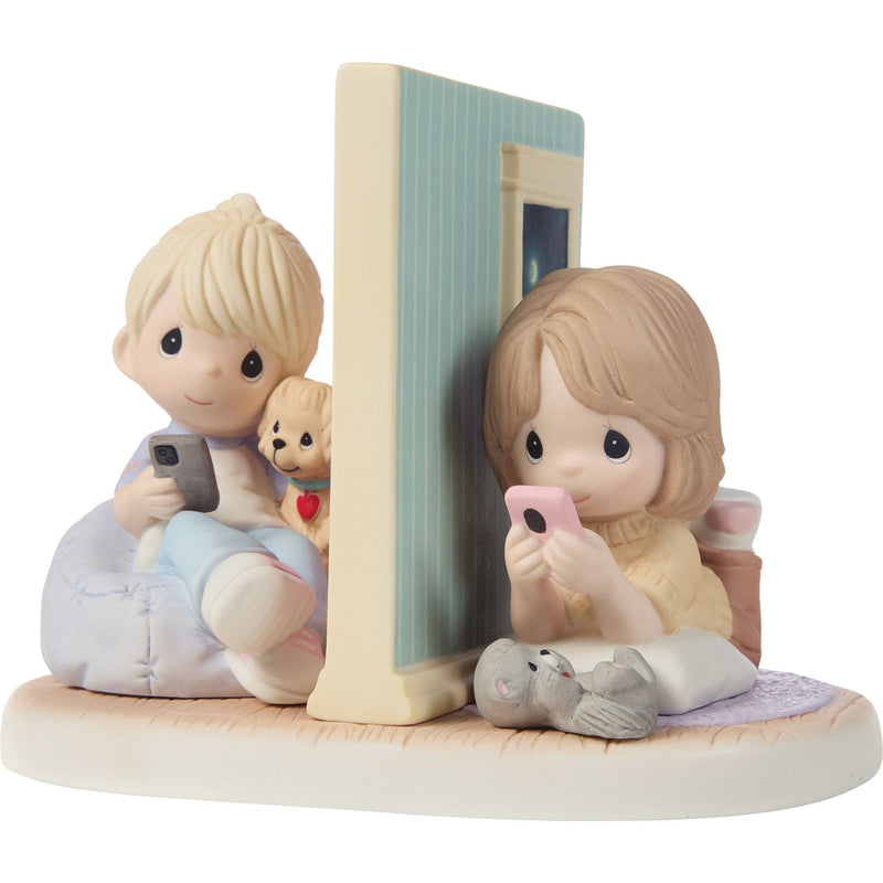 2 Girls Talking on Phone Fig