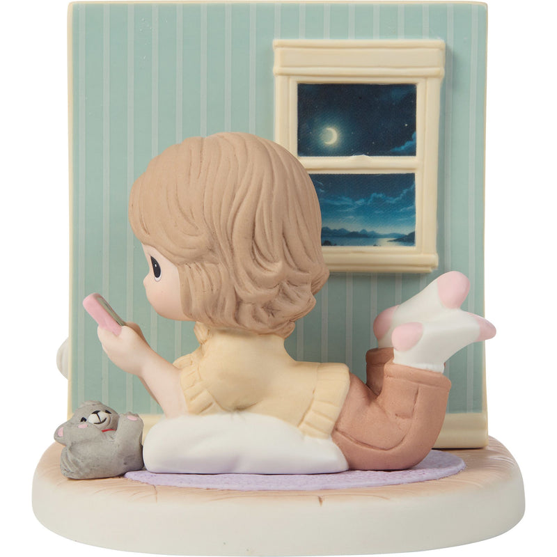 2 Girls Talking on Phone Fig