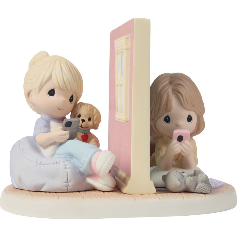 2 Girls Talking on Phone Fig