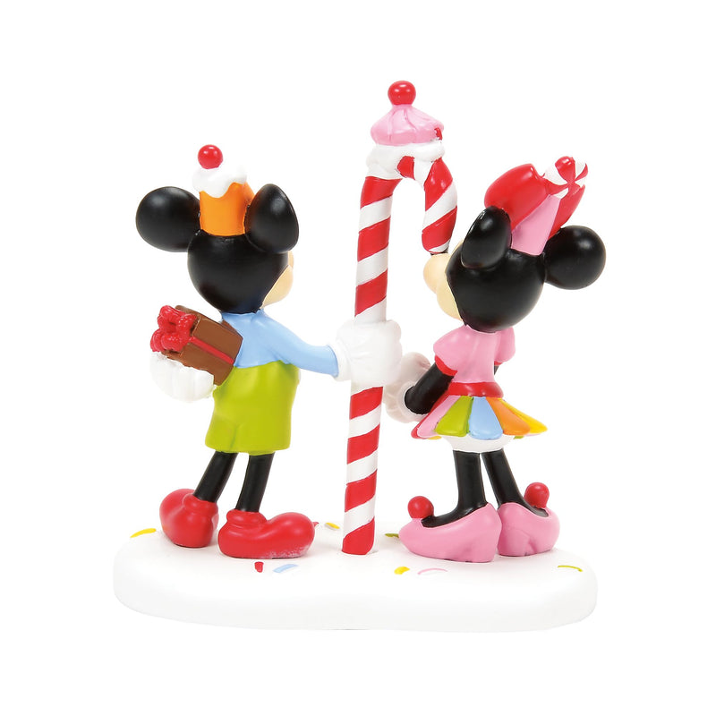 Mickey & Minnie Share A Treat