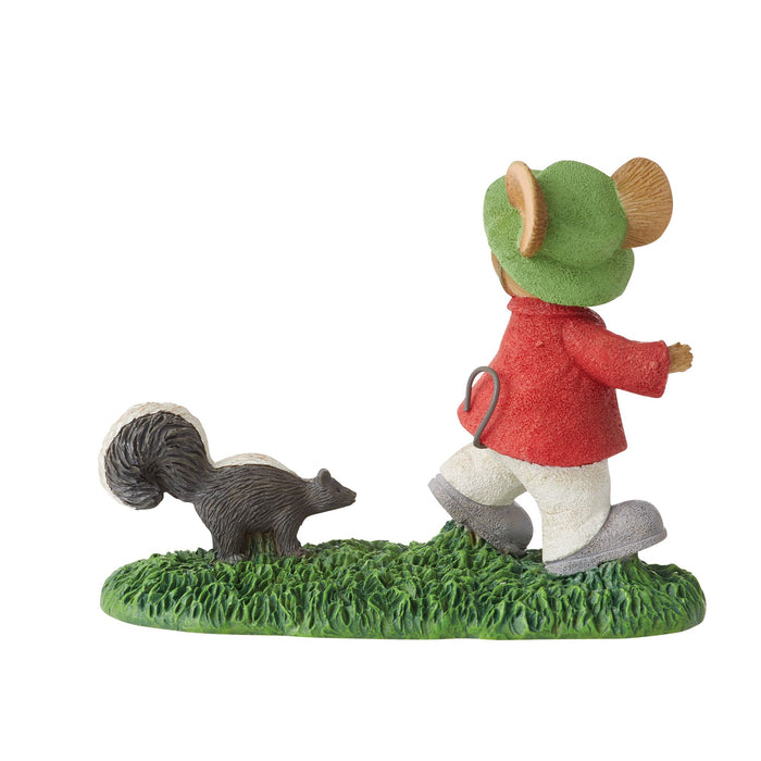Skunk attack figurine
